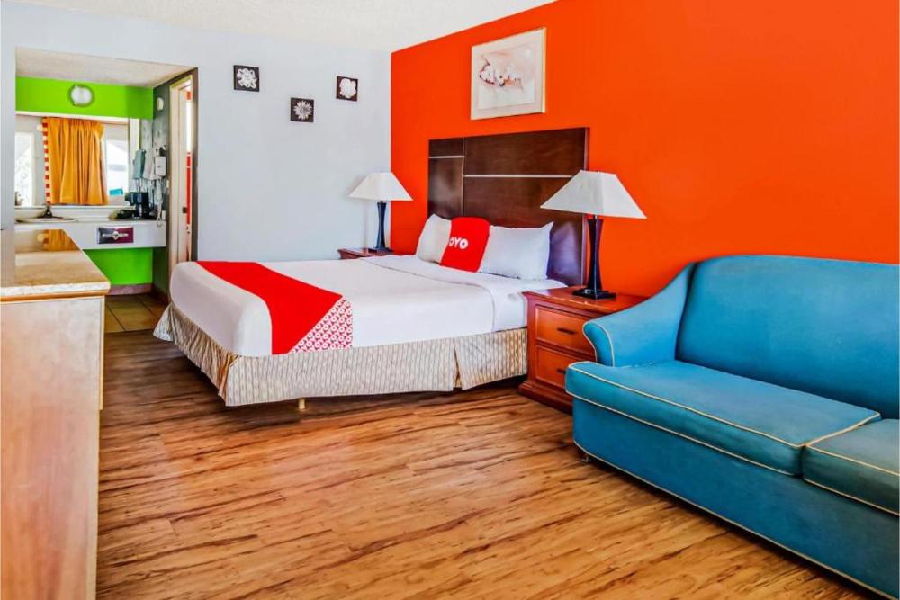 Queen Bed Non-Smoking interior